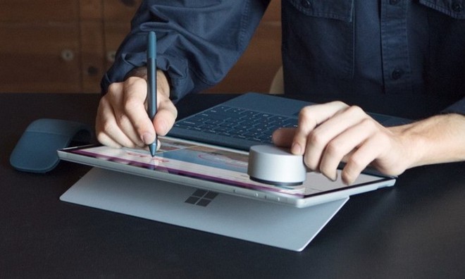 Microsoft đang nghiên cứu loại bút Surface Pen dẻo, có thể uốn cong thành tai nghe không dây - Ảnh 1.