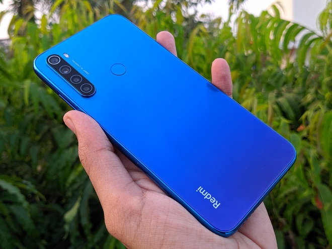 Đây là 4 chiếc smartphone tầm trung với tông màu Classic Blue bạn có thể chọn cho năm mới thêm phần “xanh tươi” - Ảnh 4.