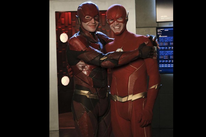 The Flash Ezra Miller bất ngờ xuất hiện trong Crisis on Infinite Earths, kết nối DCEU và Arrowverse - Ảnh 4.