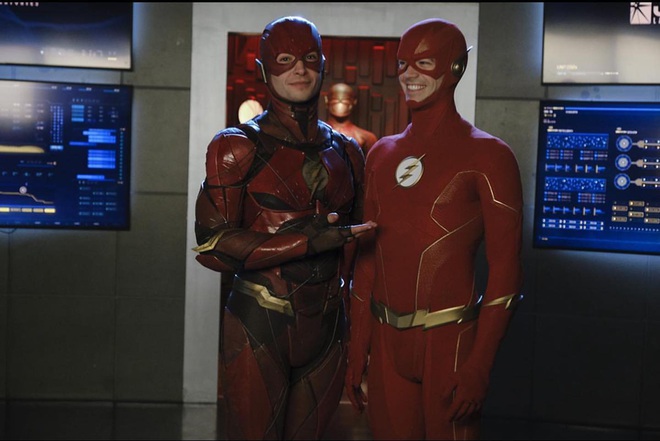 The Flash Ezra Miller bất ngờ xuất hiện trong Crisis on Infinite Earths, kết nối DCEU và Arrowverse - Ảnh 5.