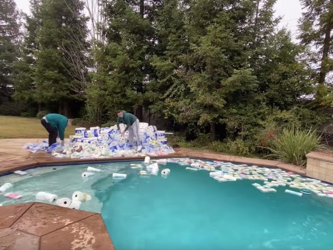 Thử nghiệm hút cạn nước bể bơi bằng 100.000 cuộn giấy vệ sinh, anh YouTuber bị cộng đồng mạng ném đá không thương tiếc - Ảnh 2.