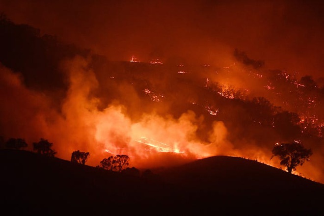 Mưa lớn làm dịu đám cháy trên đất Úc, nhưng mưa to quá lại khiến lũ quét và sạt lở đất xuất hiện - Ảnh 3.