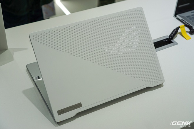 Trên tay ASUS Zephyrus G14: Laptop chơi game nhưng khá gọn nhẹ, ấn tượng với dải đèn LED Mini ở nắp máy, chạy AMD Ryzen 4800HS, đồ họa lên đến RTX 2060 - Ảnh 1.