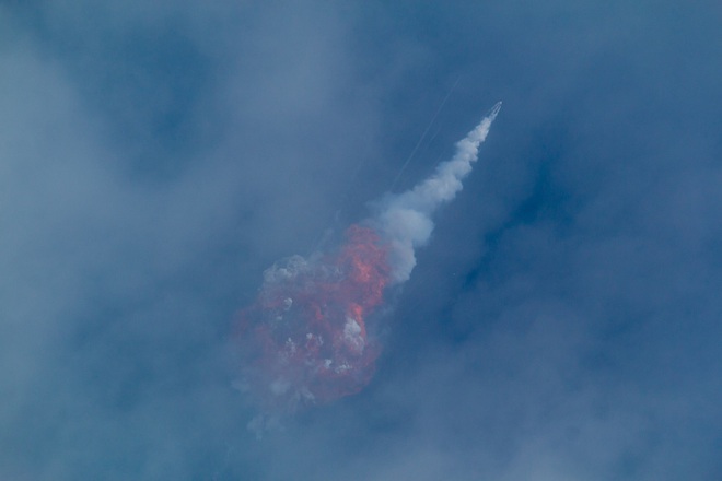 SpaceX và NASA bắn pháo hoa sớm: Tại sao họ vừa cho nổ 50 triệu USD trên trời? - Ảnh 1.