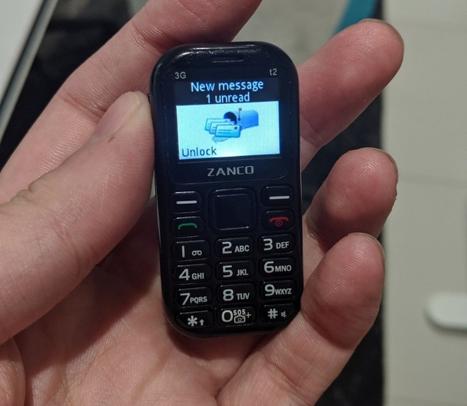 Cận cảnh chiếc điện thoại nhỏ nhất thế giới: có màn hình 1 inch và cả camera, chơi được game xếp hình, rắn săn mồi các kiểu - Ảnh 1.