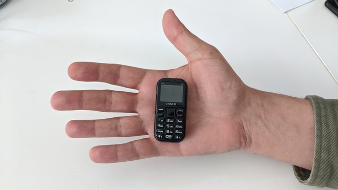 Cận cảnh chiếc điện thoại nhỏ nhất thế giới: có màn hình 1 inch và cả camera, chơi được game xếp hình, rắn săn mồi các kiểu - Ảnh 4.