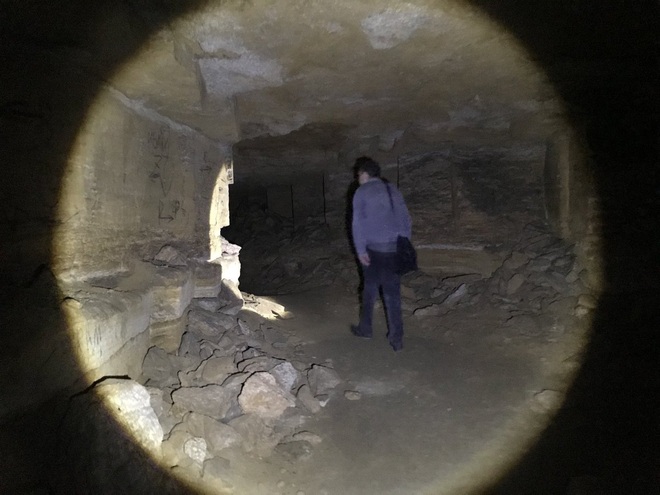 Bí ẩn rùng rợn bên trong hầm mộ mê cung Odessa của Ukraine: Bữa tiệc nhỏ đêm giao thừa - Ảnh 4.