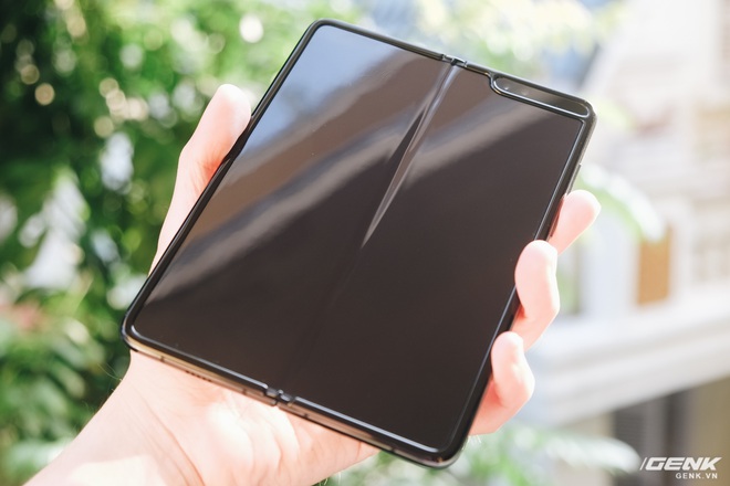 Dùng Galaxy Fold không dán màn hình: Chiếc máy của tôi bây giờ ra sao? - Ảnh 2.