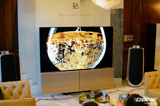 Cận cảnh “siêu TV” BeoVision Harmony giá gần 600 triệu: Dàn loa B&O 7.1 gấp cánh bướm, tấm nền OLED 4K từ LG, riêng cái remote đã hơn 8 triệu - Ảnh 4.