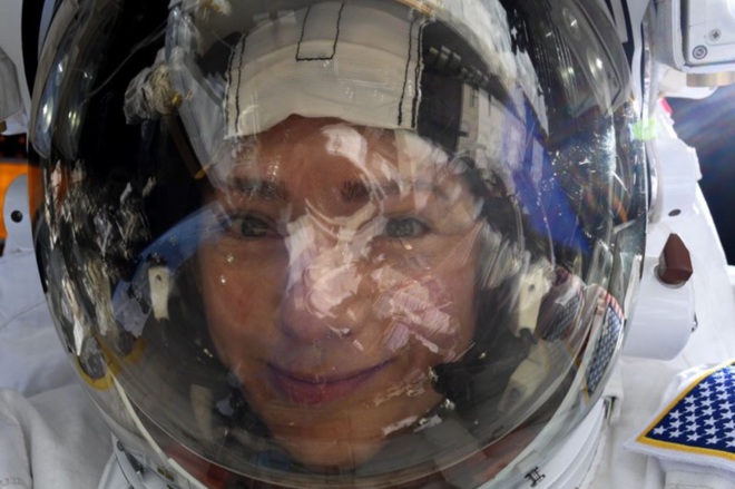 Ảnh tự sướng của năm: Phi hành gia chụp ảnh selfie khi đang ngoài Vũ trụ bằng Nikon D5 - Ảnh 2.