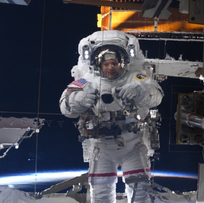 Ảnh tự sướng của năm: Phi hành gia chụp ảnh selfie khi đang ngoài Vũ trụ bằng Nikon D5 - Ảnh 3.