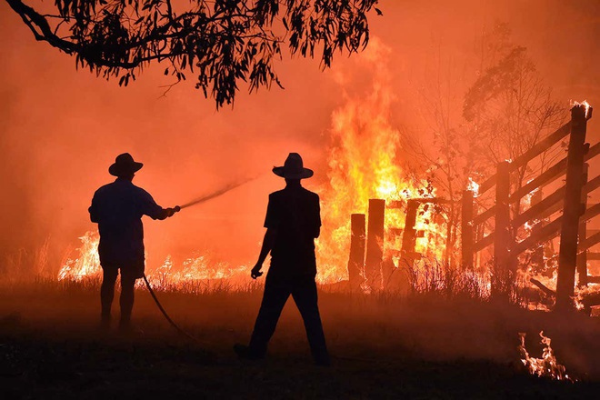 Lý giải trực quan về đám cháy khủng khiếp tại Úc: nhiệt lượng từ đâu, tại sao cháy rừng lại gây bão sét, người ta có chạy thoát được ngọn lửa không? - Ảnh 1.