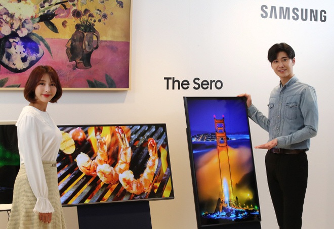 [CES 2020] Samsung ra mắt Sero TV 43 inch, có thể xoay ngang dọc như smartphone để lướt Facebook và xem video TikTok - Ảnh 1.