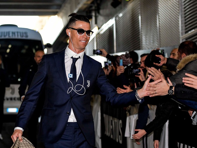 Siêu sao Cristiano Ronaldo vẫn còn nghe nhạc bằng iPod Shuffle và tai nghe 3.5mm - Ảnh 1.