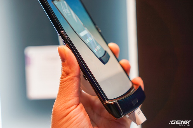Trên tay smartphone gập Moto RAZR: Thiết kế chất, không có vết nhăn xấu xí như Galaxy Fold, nhưng cấu hình lại gây hụt hẫng - Ảnh 12.