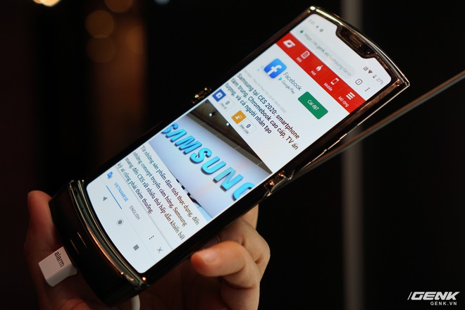 Trên tay smartphone gập Moto RAZR: Thiết kế chất, không có vết nhăn xấu xí như Galaxy Fold, nhưng cấu hình lại gây hụt hẫng - Ảnh 7.