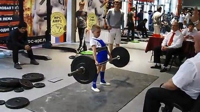 Được mệnh danh là cậu bé khỏe nhất nước Nga, 11 tuổi nâng thành công tạ 100 kg - Ảnh 2.