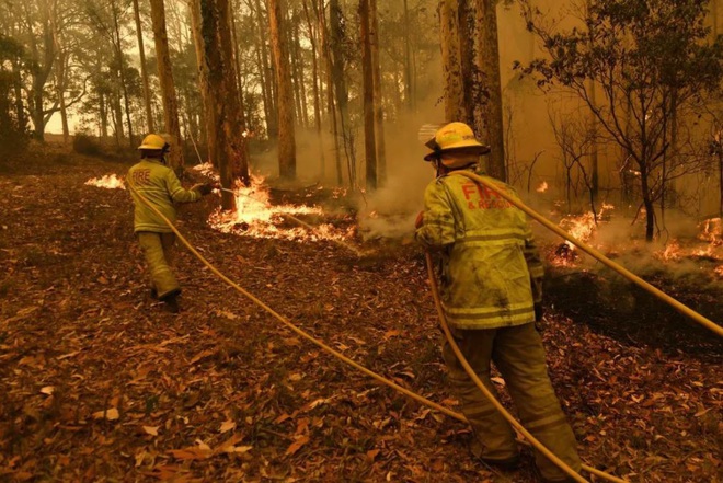 Đau lòng cảnh lửa cháy tại Úc đuổi sát nút xe của lính cứu hỏa - Ảnh 1.