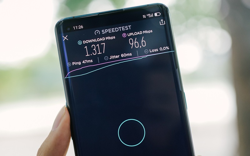 VinaPhone phát sóng 5G tại phố đi bộ Hoàn Kiếm: Tốc độ tối đa đạt 1.3Gbps, tải PUBG Mobile chỉ mất 30 giây