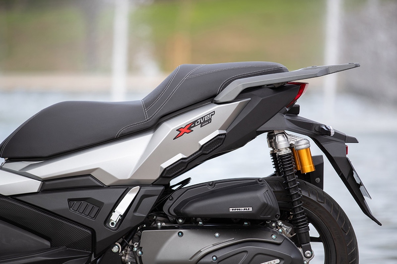 Dằn mặt Honda và Yamaha,, hãng xe cào cào Tây Ban Nha tung ra xe tay ga ADV 329cc với loạt trang bị siêu khủng
