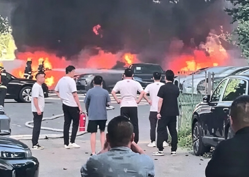 Chỉ vì đốt đám bông ven đường, người đàn ông 74 tuổi khiến 20 ô tô điện mới tinh hóa tro bụi trong chốc lát