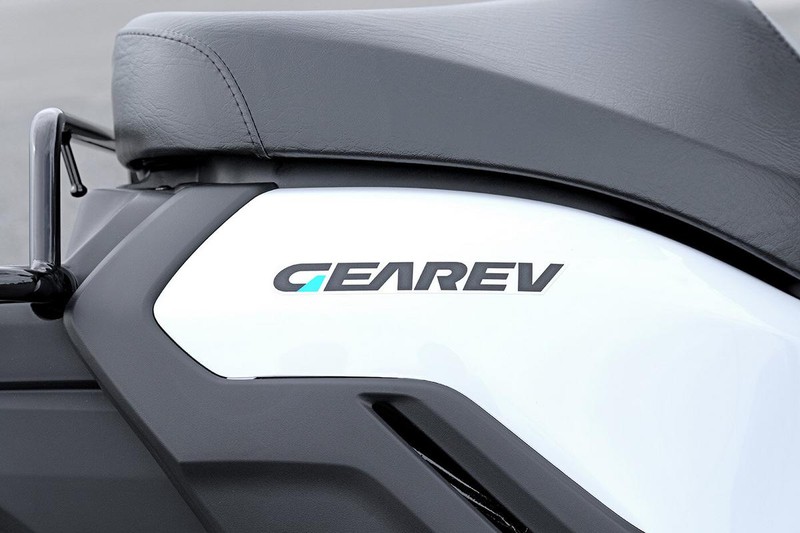 "Vua giao hàng" Yamaha GEAREV vừa ra mắt: Đi 100 km mỗi lần sạc, trang bị số lùi cực chất