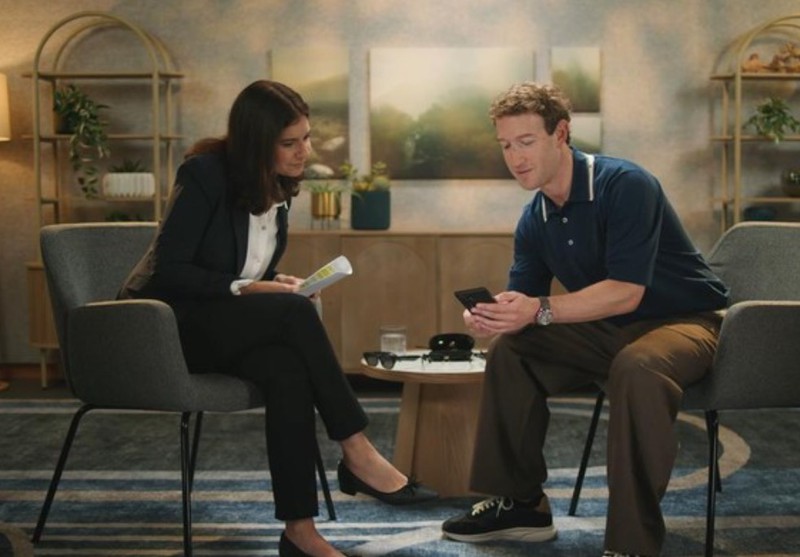 Chiếc điện thoại Samsung trên tay Mark Zuckerberg khiến nhiều người bất ngờ