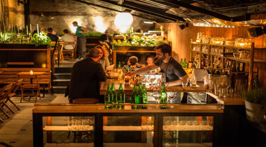 Rất nhiều shop, bar và nhà hàng xung quanh.