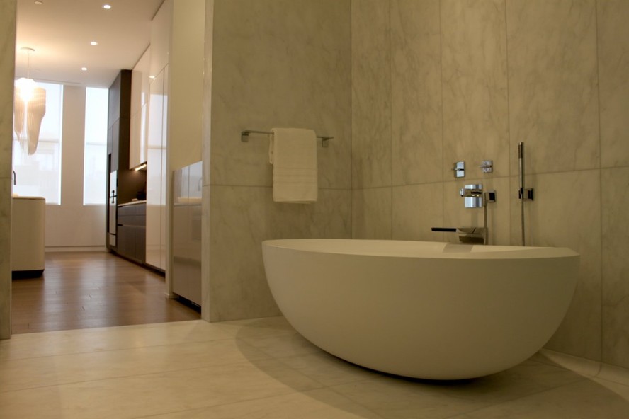  Phòng tắm có sàn làm bằng đá cẩm thạch, vòi hoa sen và bồn tắm dài 6 foot. 
