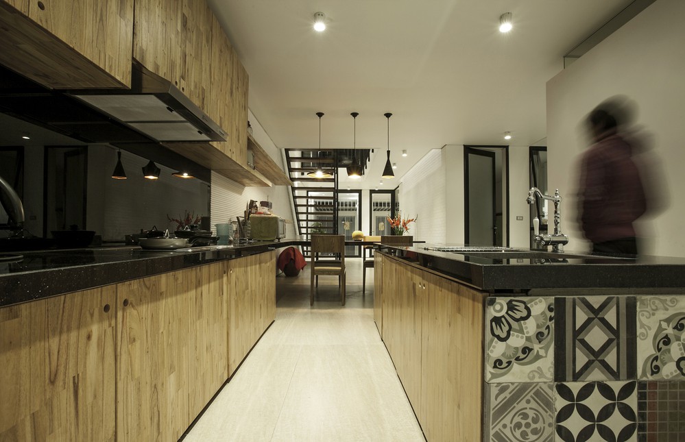  Khu vực bếp được thiết kế cùng ngôn ngữ gọn gàng và hiện đại. Gỗ và gạch bông được sử dụng như một sự kết hợp thật hài hòa. 