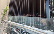 Loại lưới chắn ban công rất phổ biến này không được thiết kế để chặn trẻ em. Bố mẹ đừng ỷ lại mà bỏ mặc an toàn của con