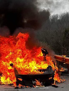 Cần đến 3 xe cứu hỏa và 22.700 lít nước mới dập được một đám cháy từ xe Tesla