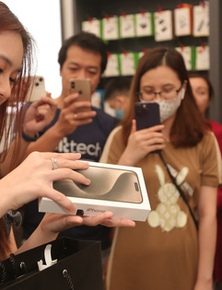 Toàn cảnh mở bán iPhone 15 chính hãng: Người dùng Việt chi hàng trăm tỷ mua iPhone mới