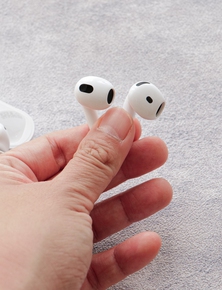 Trên tay AirPods 4 chính hãng: Hai phiên bản, thiết kế gọn nhẹ hơn, chống ồn ổn dù chưa bằng được AirPods Pro, giá từ 3,49 triệu đồng