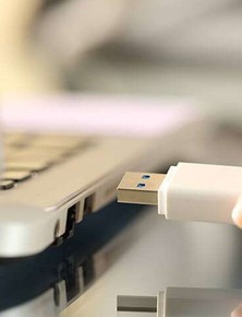 Gần 2025 rồi mà vẫn dùng USB để lưu công việc thì quả là lỗi thời