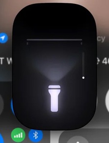Với iOS 18, đèn pin của iPhone được nâng cấp tính năng cực kỳ hay ho: Không điện thoại Android nào làm được