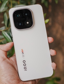Trên tay iQOO 15: Điện thoại mới của vivo với chip Snapdragon 8 Elite Gen 5, pin 7.000mAh, có tính năng của flagship 30 triệu nhưng giá chỉ bằng một nửa
