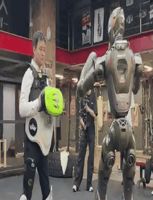 CEO công ty Trung Quốc để robot chiến đấu T800 đạp văng xuống đất, quyết dập tắt nghi ngờ CGI