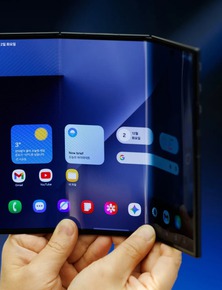 Galaxy Z TriFold giá 64 triệu đồng cháy sạch hàng chỉ sau vài phút mở bán, khách xếp hàng nối đuôi nhau để nhận máy