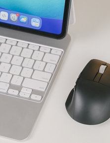 Chuột văn phòng giờ cũng có cả "màn hình": thiết kế công thái học, pin dùng 2 tháng, giá sale chỉ hơn 600.000 đồng lại còn được tặng cả quà