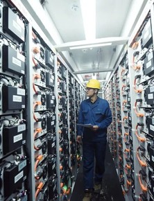 Muốn hạ Trung Quốc nhưng chính "vũ khí" đang dùng lại là của Trung Quốc sản xuất: Một quốc gia bất lực