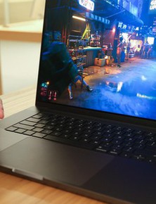 Tôi đã bất ngờ khi tận mắt thấy MacBook chạy Cyberpunk 2077 Ultra Settings với hơn 120FPS
