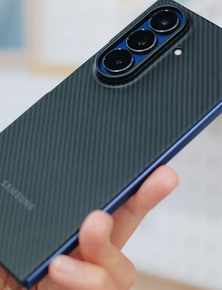 Trên tay ốp lưng Carbon Shield chính hãng Samsung cho Galaxy Z Fold7: Muốn mỏng nhẹ tối đa thì đây là sự lựa chọn đáng cân nhắc