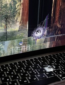 Chiếc Macbook Air M1 thủng lỗ vì mảnh pháo, màn hình nứt vỡ mà vẫn hoạt động được