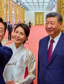 Tổng thống Hàn Quốc Lee Jae-myung selfie cùng Chủ tịch Trung Quốc Tập Cận Bình bằng smartphone Xiaomi được tặng, khen chất lượng ảnh