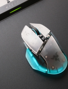 Trên tay Razer Basilisk V3 Pro 35K Phantom White: Khi công nghệ đỉnh cao khoác lên lớp áo xuyên thấu, đẹp một cách ma mị