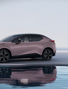 Một chiếc xe điện tại Trung Quốc vừa gặp tai nạn theo cách rất khó tưởng tượng