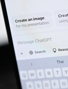 Mô hình toán học của MIT cho thấy: Sự "ba phải" của AI như ChatGPT đang cuốn người dùng vào vòng xoáy hoang tưởng