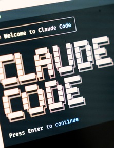 Công ty startup "sa thải" AI, thuê hẳn 2 lập trình viên để trả lương cho rẻ