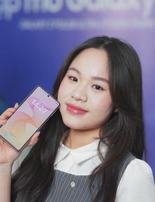 Người trẻ nói gì về điện thoại gập mới của Samsung?